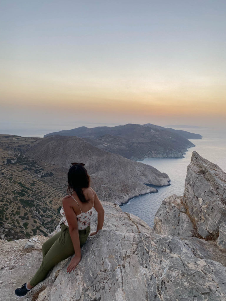 Greece packing list and plenty of packing tips to help you know what to wear in Greece. Perfect for those who want to pack light!