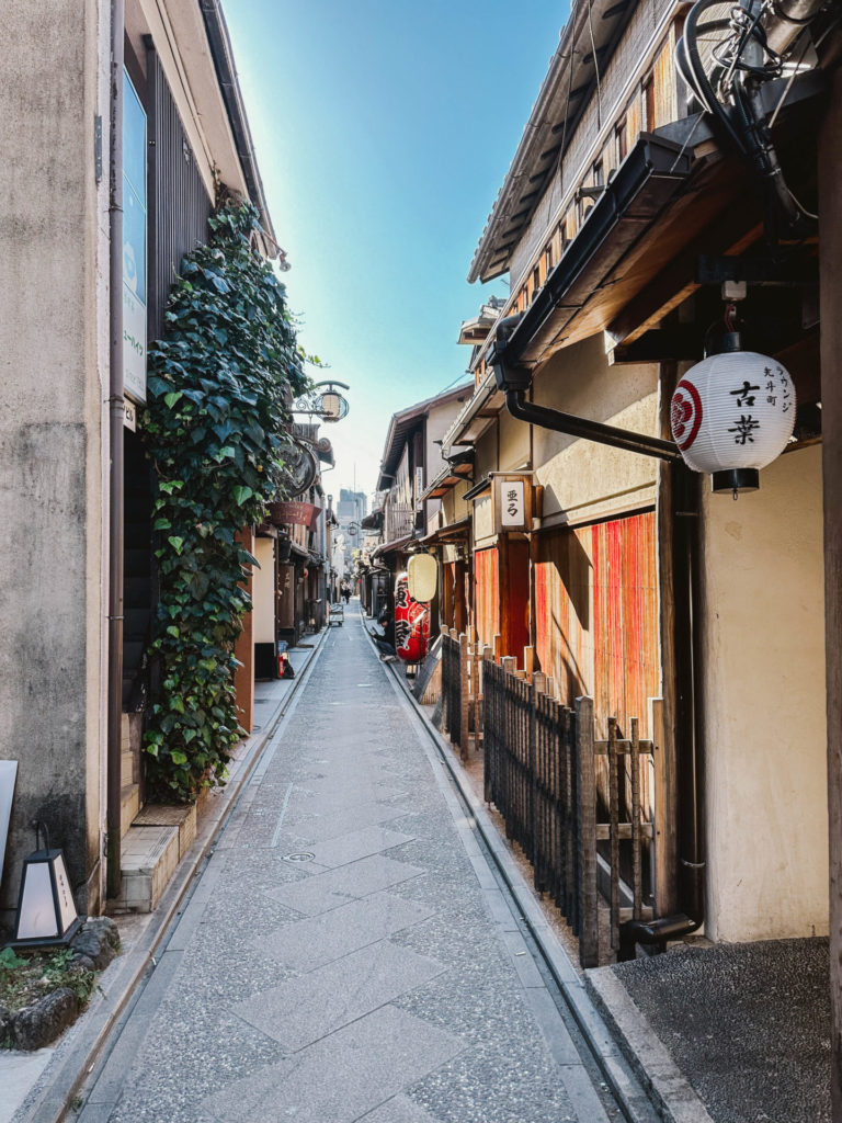 In this 2 day Kyoto itinerary, you’ll visit three temples, sip cocktails and sake at hidden bars, nibble delicious (vegetarian-friendly food) and so much more! 